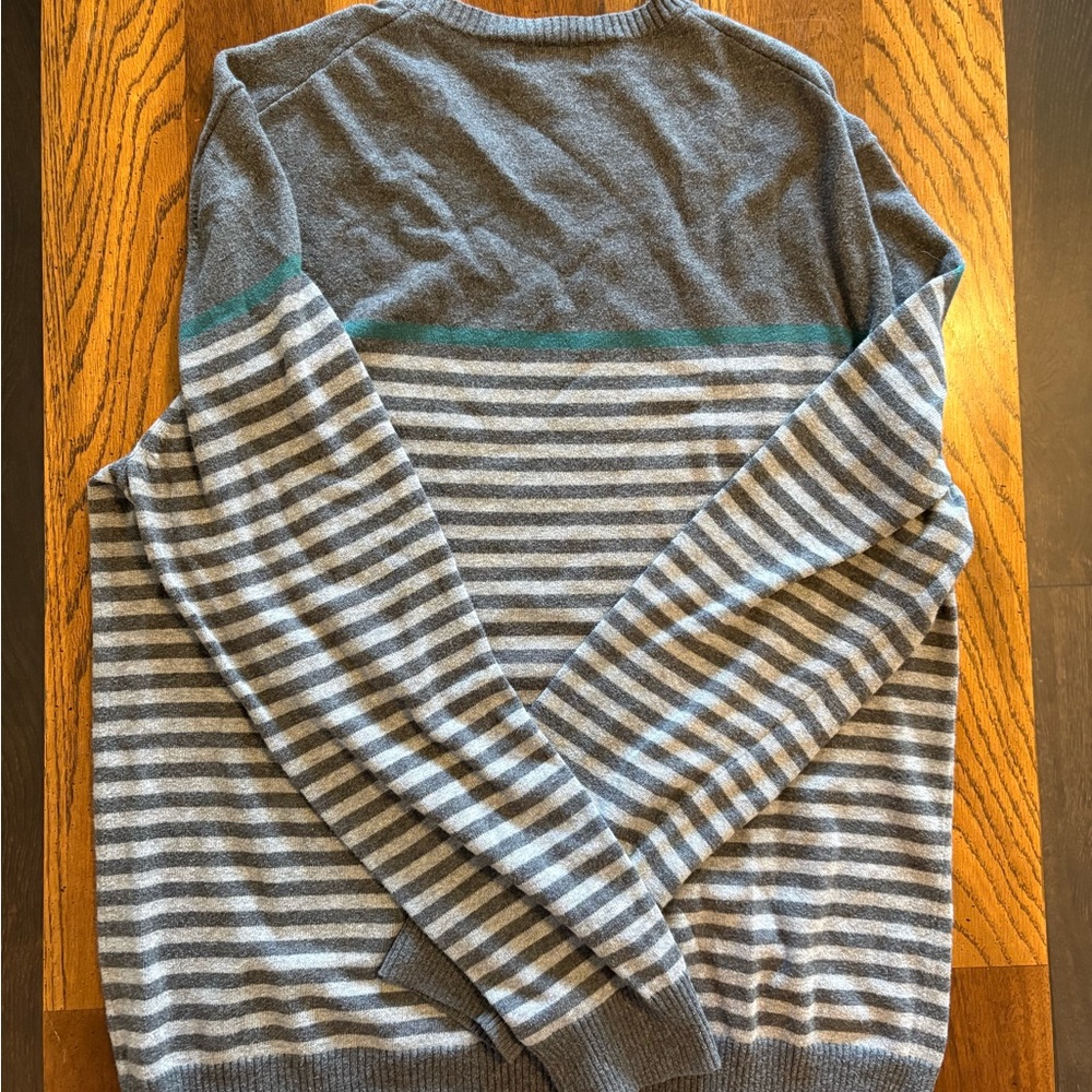 Banana Republic Men’s Gray Crewneck Sweater with Teal Stripe - Picture 4 of 4